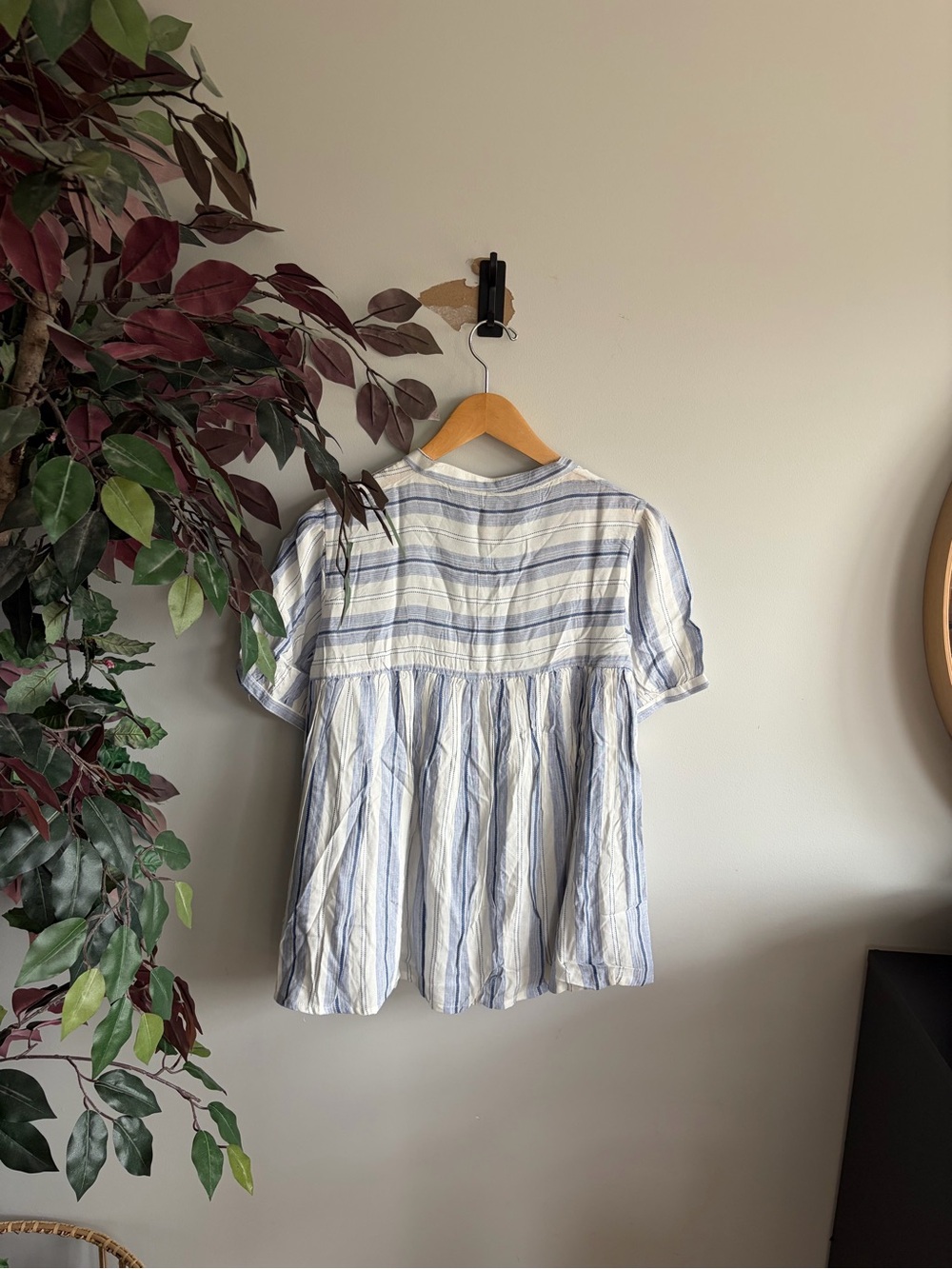 Striped Short-Sleeve Relaxed Tunic Top in White and Blue - Picture 6 of 6